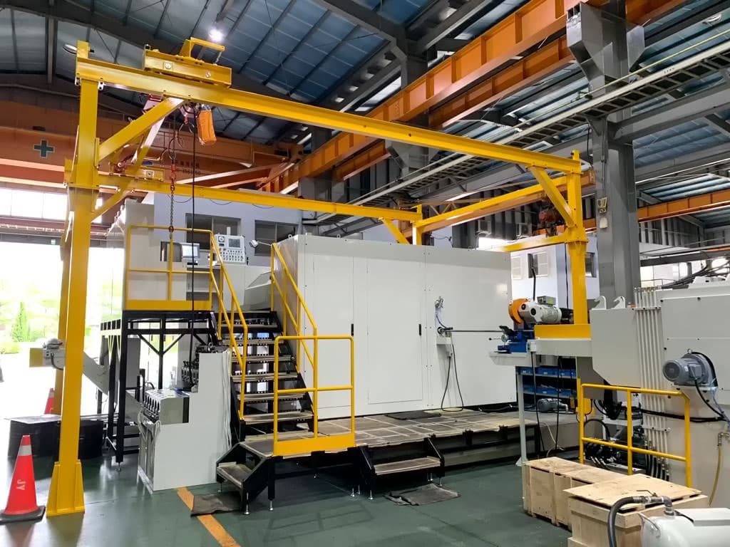 холодновысадочные станки в производственном цеху