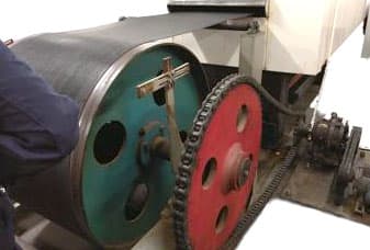 Старая конвейерная лента из проволочных звеньев